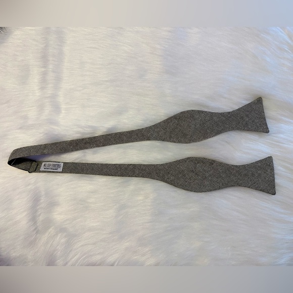 EUC Mill City Fineries Linen Bow Tie - Picture 2 of 4